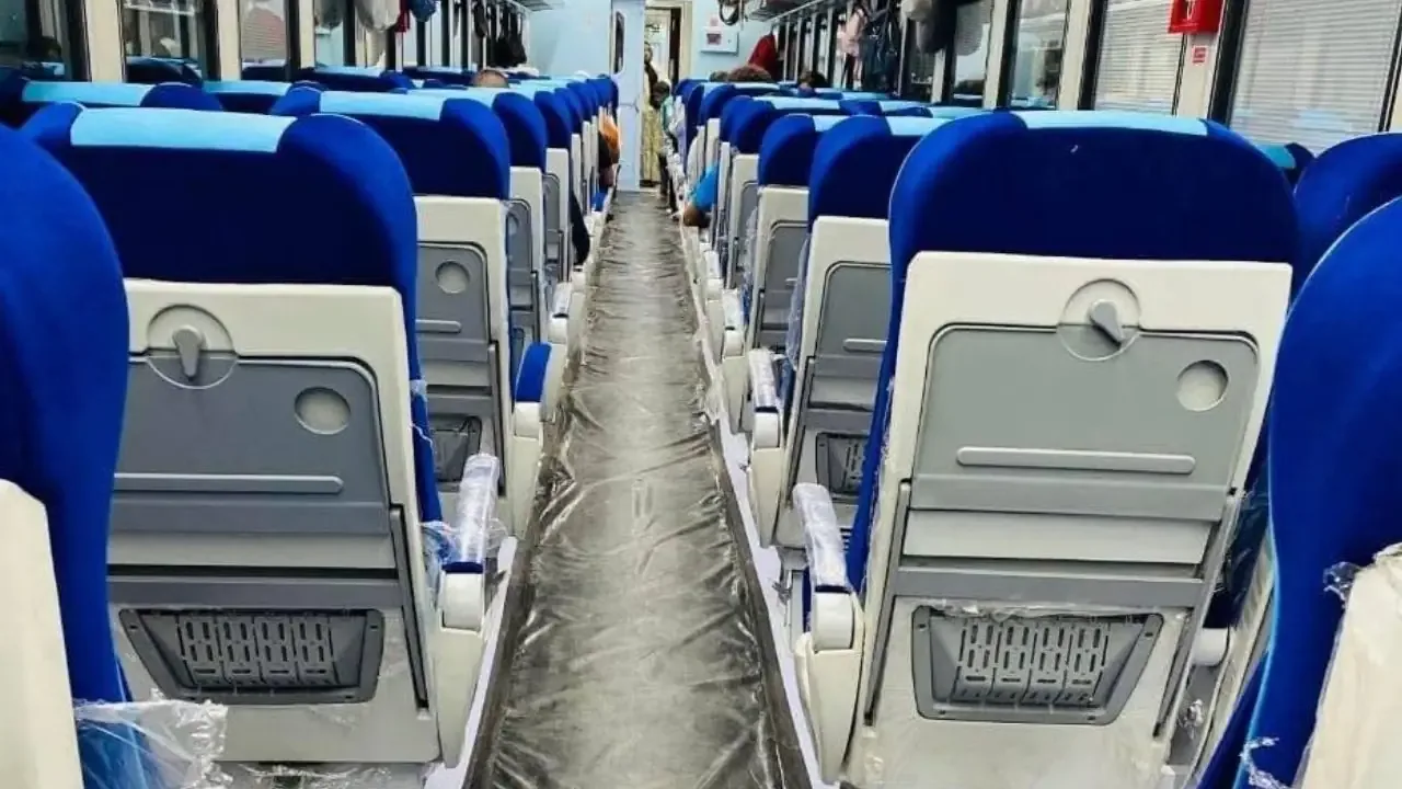 عربة أبو الهول من الداخل بمقاعد زرقاء جلدية متحركة