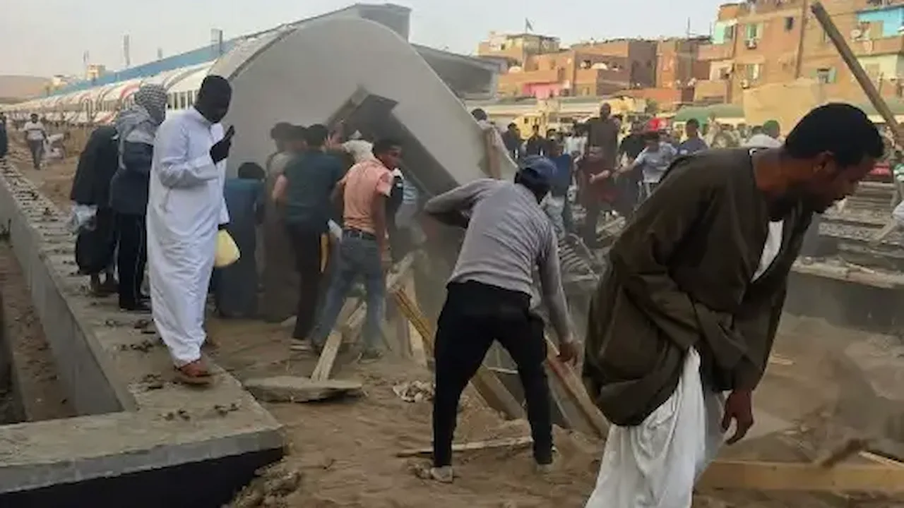 سقوط العربة الاخيرة لقطار 187 روسي اسوان القاهره أثناء الخروج من محطه اسوان وإصابة 3 ركاب